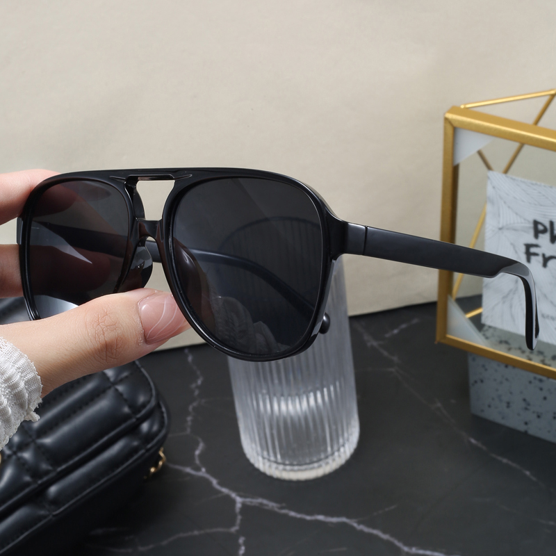 Unisex-Mode-Sonnenbrille mit U – Women'S Fashion In The 70S Bewertung und Preis