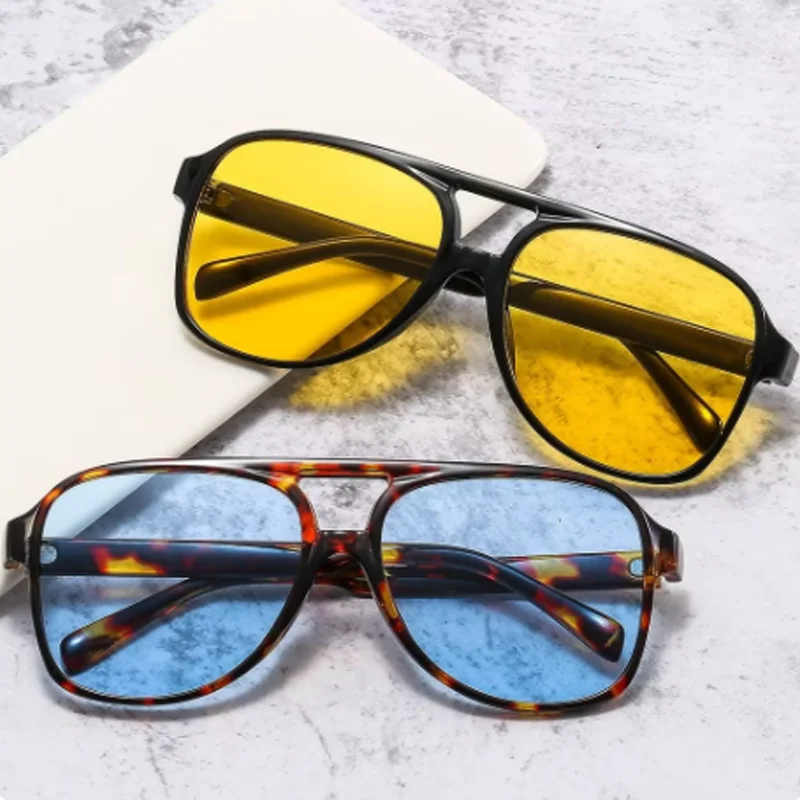 Unisex-Mode-Sonnenbrille mit U – Women'S Fashion In The 70S Bewertung und Preis